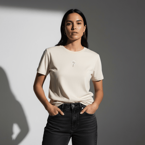 T-shirt crème BRISURE Sakura – motif fleur de cerisier sur le torse, femme de face.