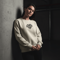 Femme portant un sweat beige Brisure avec logo diamant noir