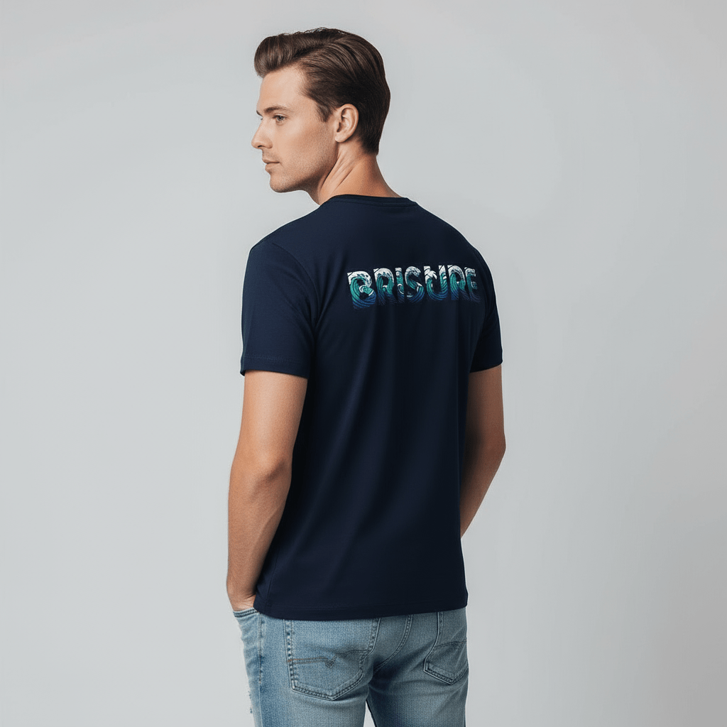 Homme portant un t-shirt marine Brisure, motif vague dans les lettres du logo BRISURE au dos, vu de dos.