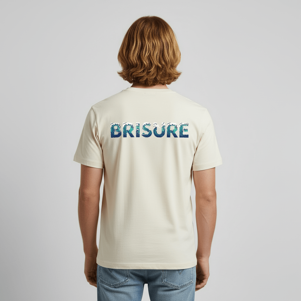 Homme portant un t-shirt beige Brisure, logo BRISURE motif vague dans le dos, vu de dos.