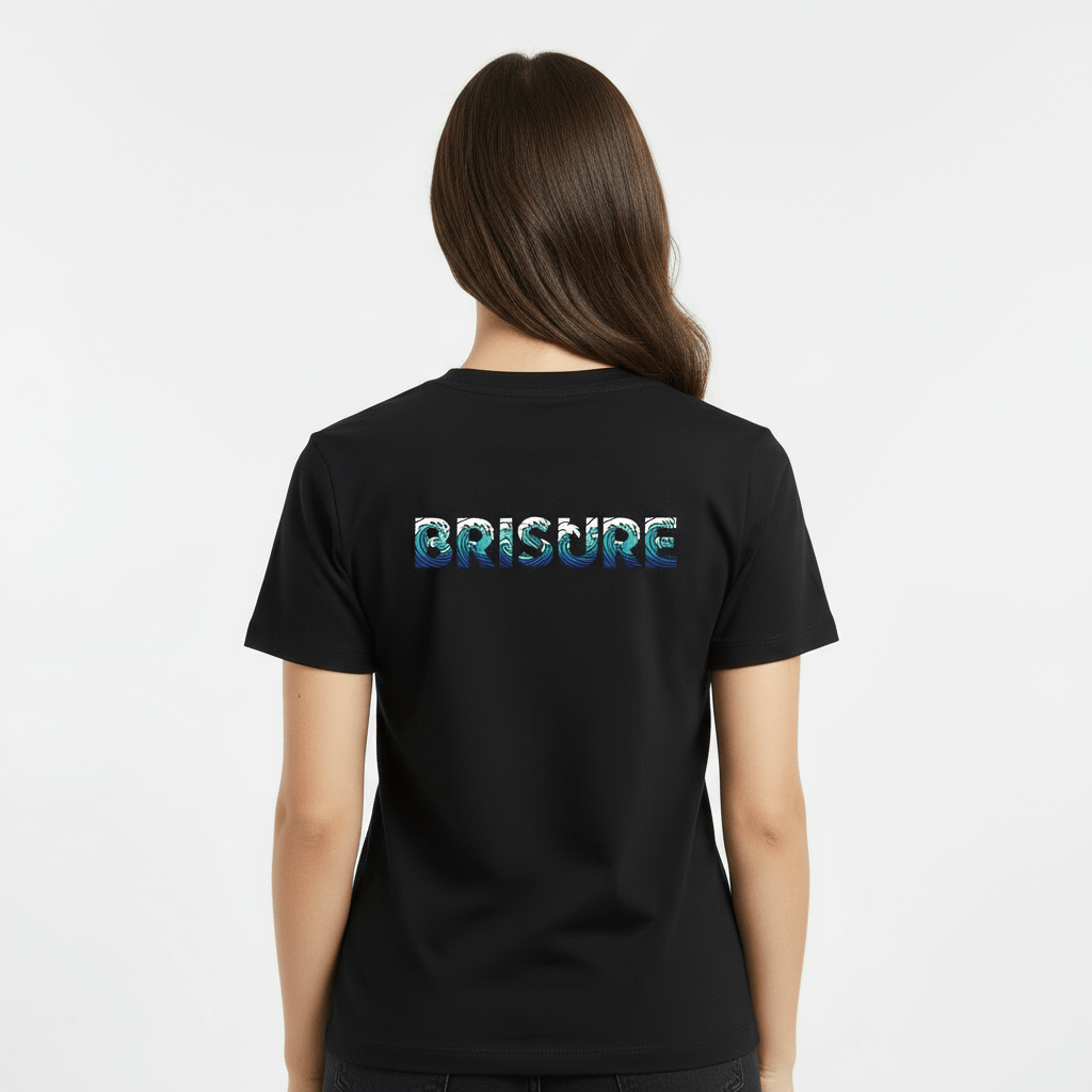 Dos du t-shirt noir BRISURE avec le logo “BRISURE” rempli de vagues bleues.